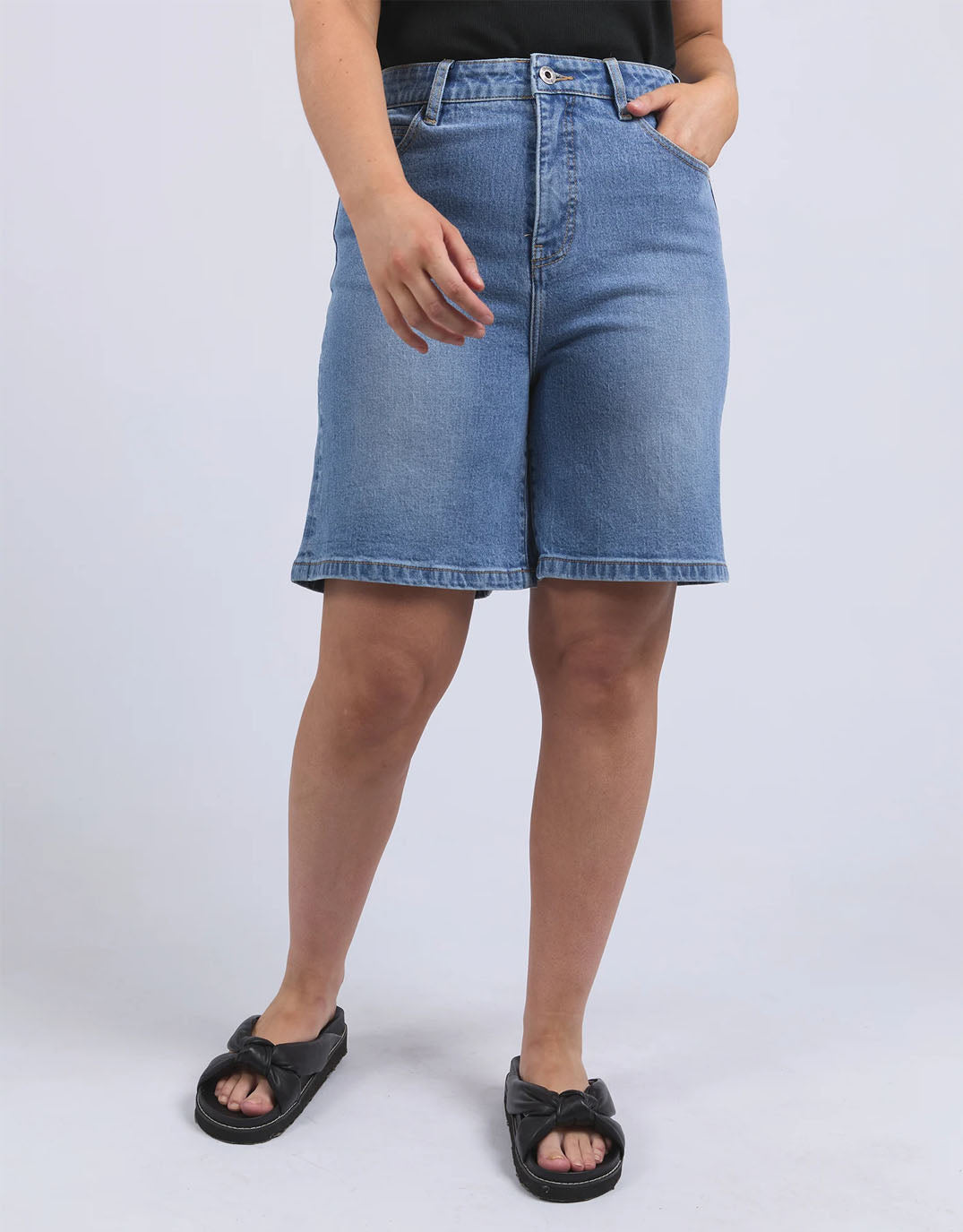 elm-macie-denim-shorts-mid-blue-wash-womens-clothing