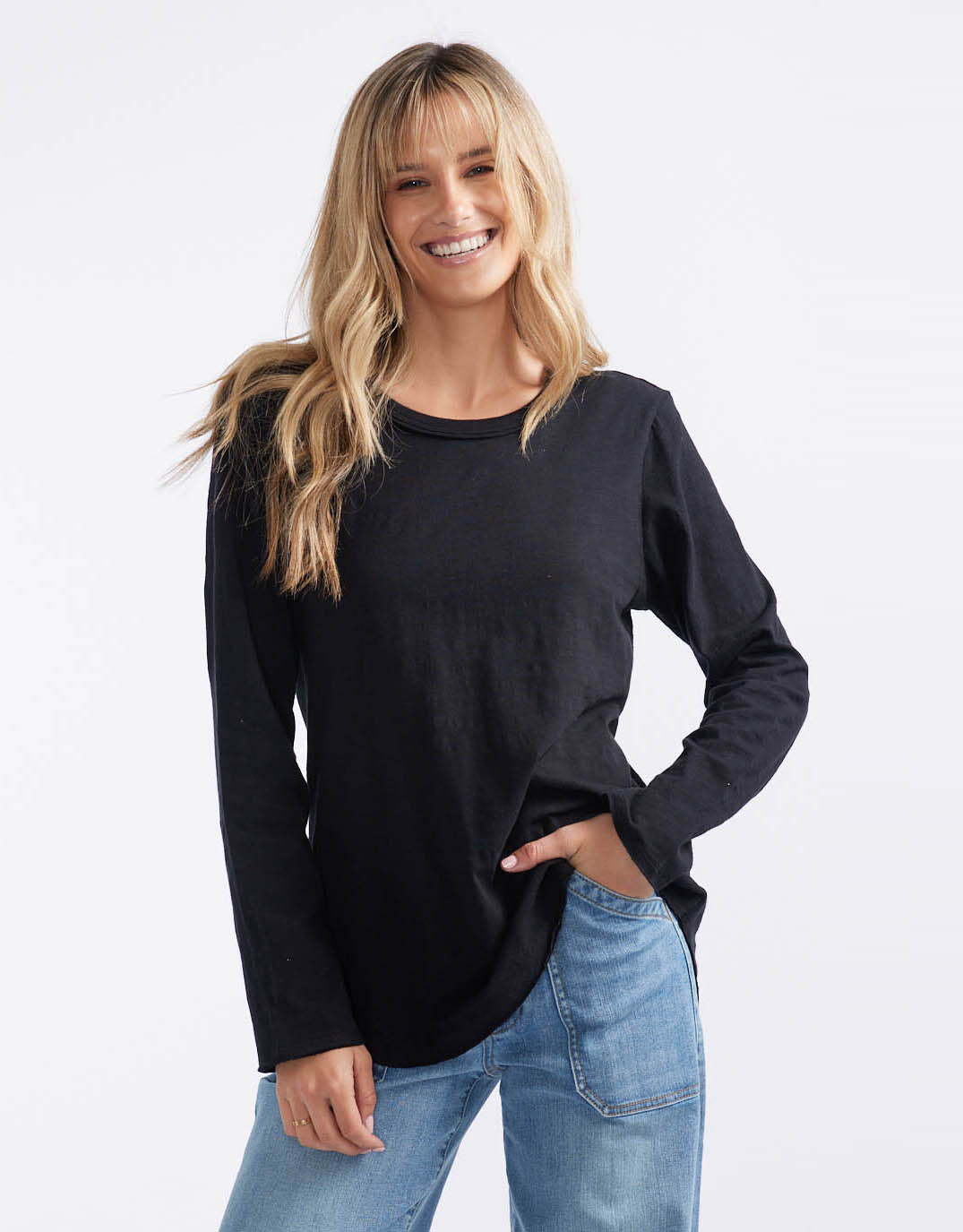 white-co-essential-scoop-hem-long-sleeve-t-shirt-black-womens-clothing