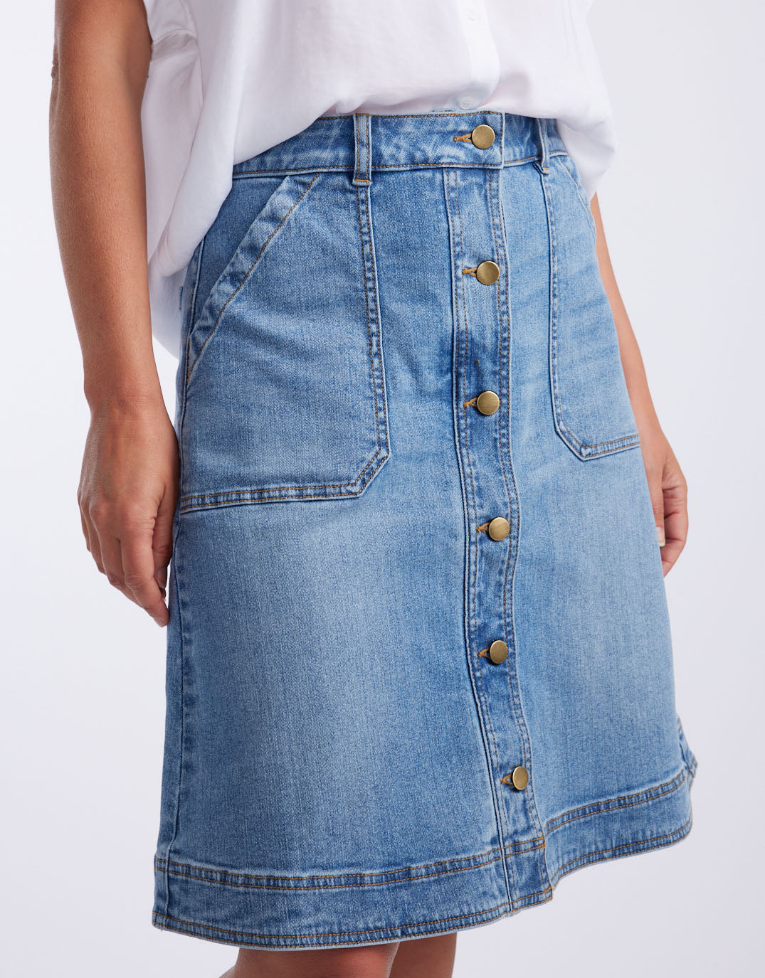 white-co-stevie-denim-skirt-mid-wash-womens-clothing