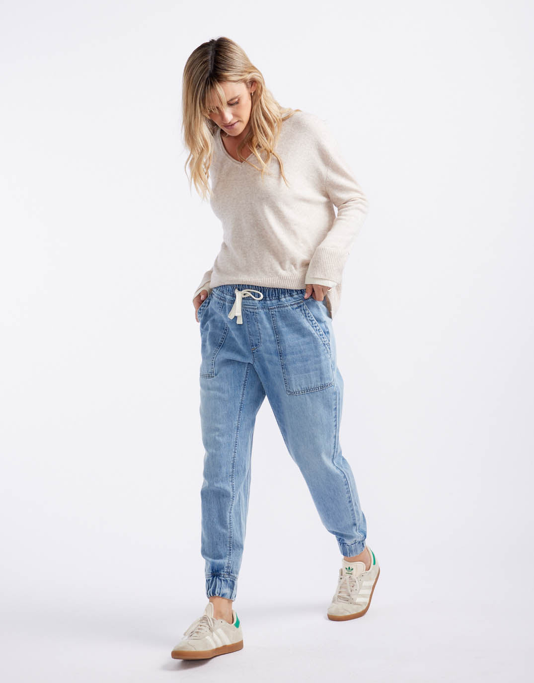 white-co-weekend-utility-pant-mid-wash-womens-clothing