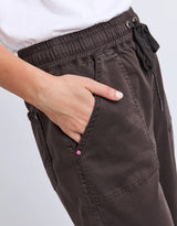 elm-quinn-barrel-jogger-chocolate-womens-clothing