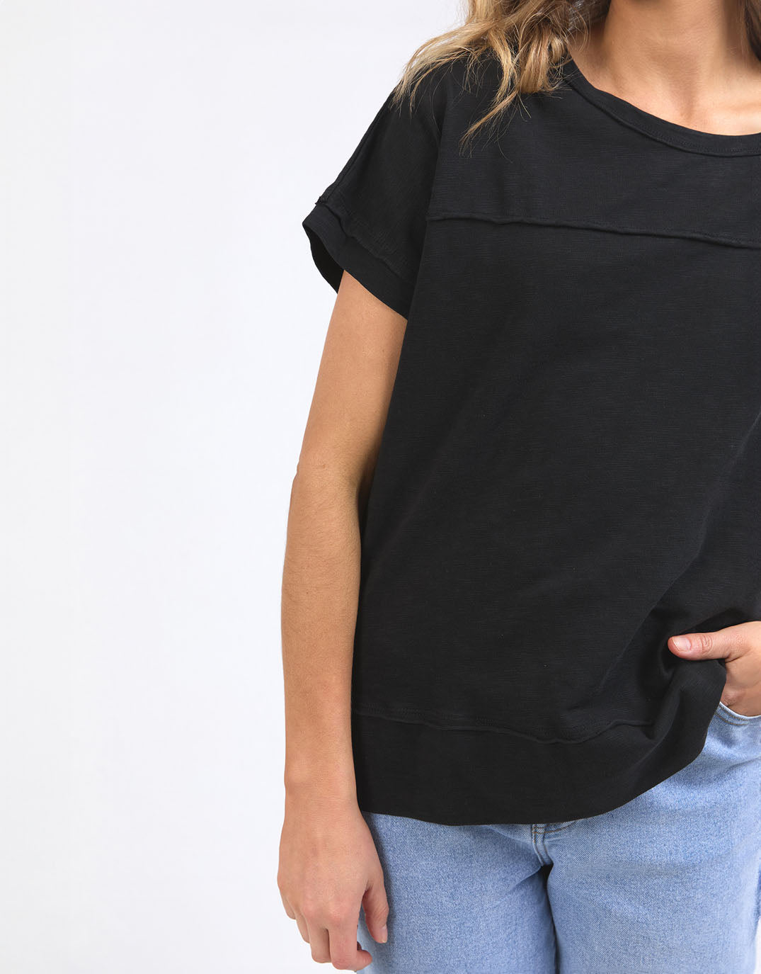 foxwood-allison-tee-black-womens-clothing