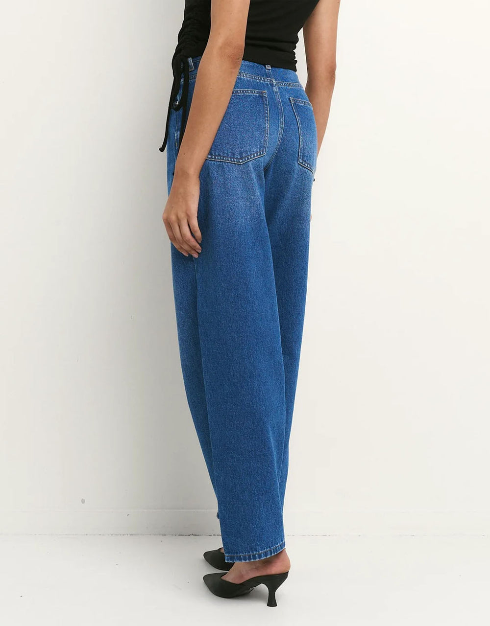 reunion-the-label-berlin-barrel-leg-jean-mid-blue-womens-clothing
